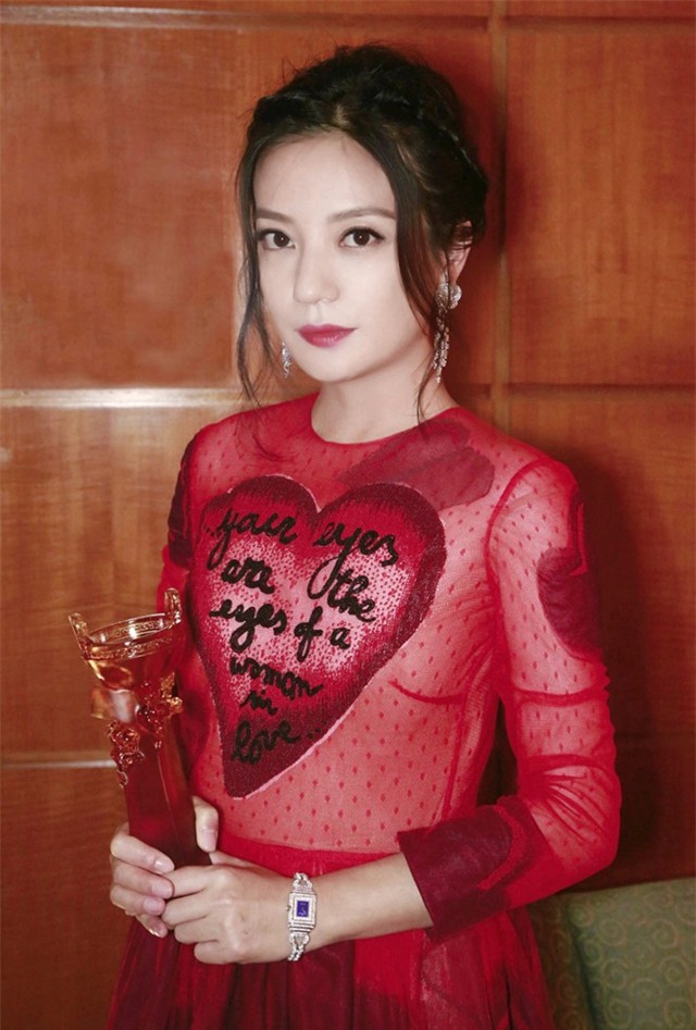 Angelababy trở thành gương mặt quen thuộc trong nhiều bảng xếp hạng sắc đẹp. Cô sở hữu vẻ đẹp lai Âu - Á nổi trội.