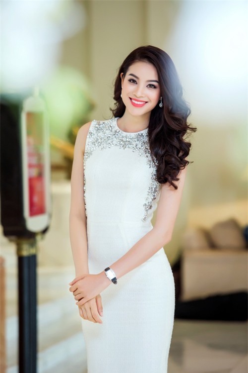 Thời trang sự kiện sắc trắng tinh khôi của Phạm Hương