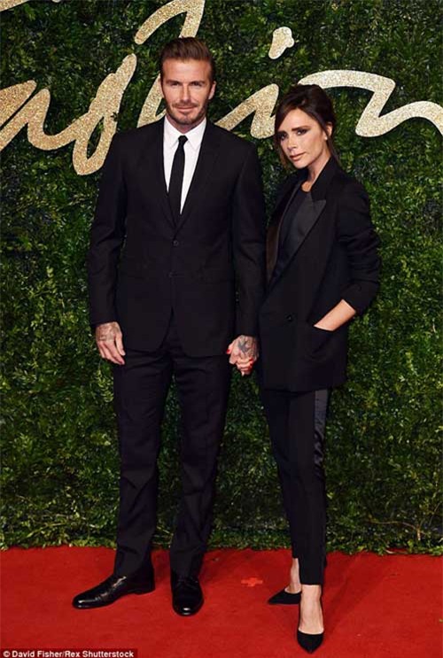 Vợ chồng Beckham quấn quýt bên nhau trên thảm đỏ - 1