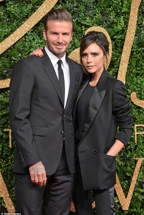 Vợ chồng Beckham quấn quýt bên nhau trên thảm đỏ - 2