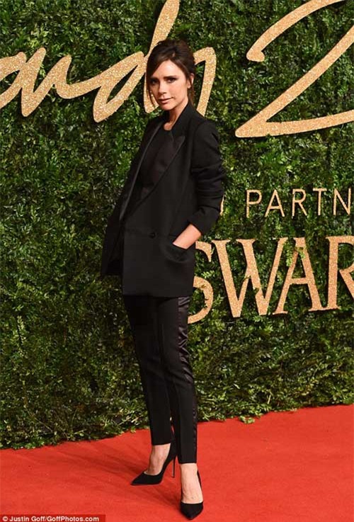 Vợ chồng Beckham quấn quýt bên nhau trên thảm đỏ - 4