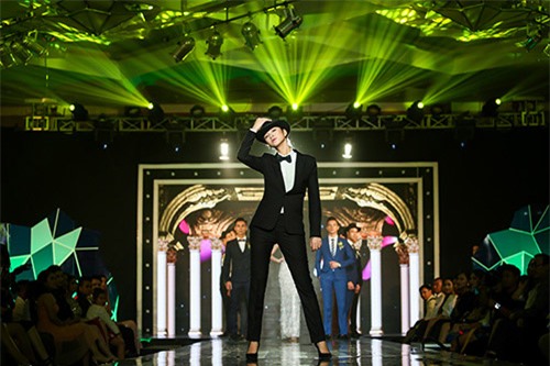 Siêu mẫu Hạ Vy lấy lại vòng eo 65cm sau sinh 8 ngày - 1