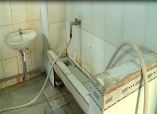 nhieu hoc sinh nhin di ve sinh o truong vi… qua ban! hinh anh 3