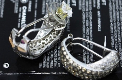 Cặp bông tai kim cương - tang vật của vụ án.