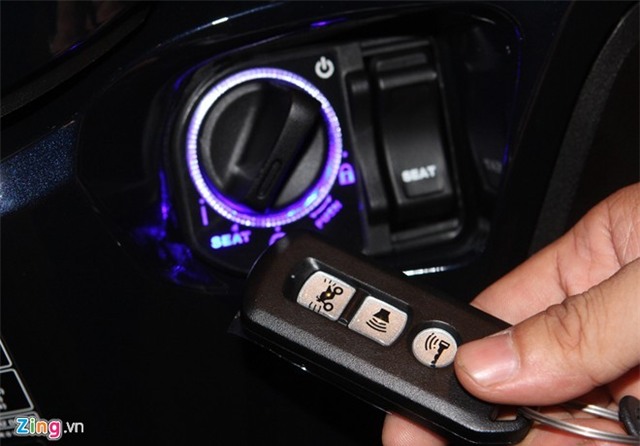 Hệ thống chìa khóa cơ, ổ khóa cũ được thay thế hoàn toàn bằng khóa thông minh gồm núm xoay, điều khiển từ xa FOB, bộ điều khiển, bộ vi xử lý trung tâm và hệ thống đầu kết nối khẩn cấp.