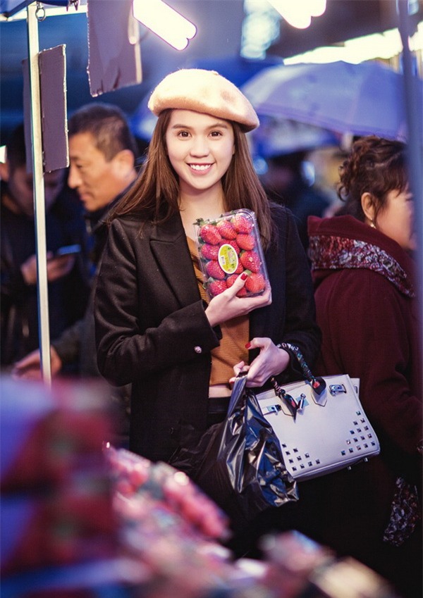 chet-me-voi-ve-dep-cua-ngoc-trinh-khi-di-an-vat-o-han-quoc-blogtamsuvn06