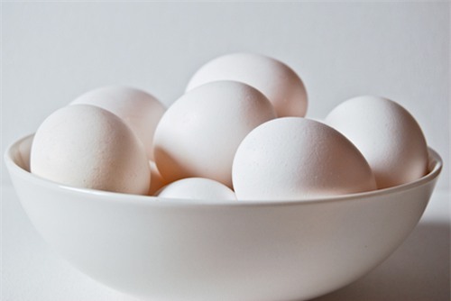Cầm quả trứng lên thấy nặng tay, sờ vỏ trứng hơi ram ráp là trứng mới (Ảnh: Internet)