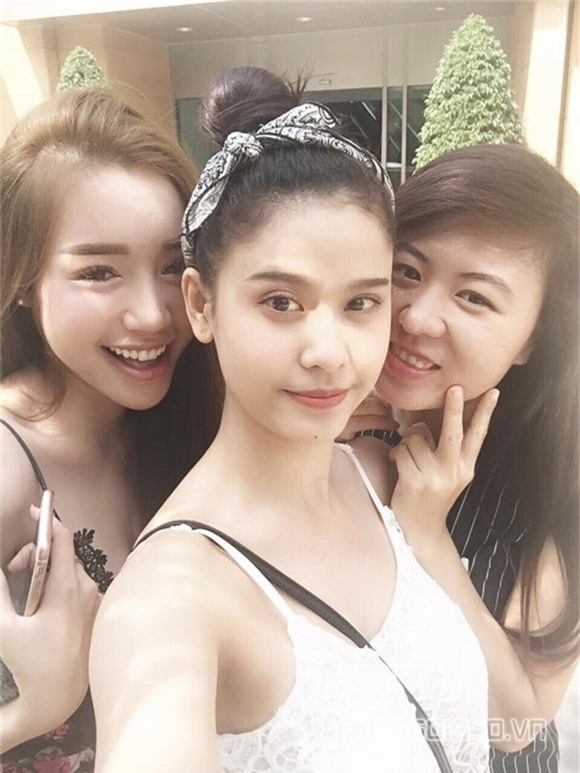 Trương Quỳnh Anh xinh tươi bên Elly Trần 2