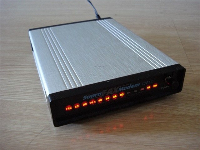 SupraFAXModem 14400, một modem có tốc độ 14,4 Kb/s.