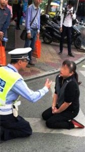 Quốc tế, thế giới đó đây, cảnh sát, bắt lỗi, giao thông, giấy phạt, sai quy định, sang đường, xin xỏ, vi phạm, cảnh cáo, chứng kiến