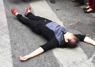 Quốc tế, thế giới đó đây, cảnh sát, bắt lỗi, giao thông, giấy phạt, sai quy định, sang đường, xin xỏ, vi phạm, cảnh cáo, chứng kiến