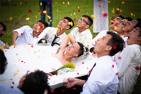 Bộ ảnh kỷ yếu được làm giả như một đám cưới khiến người xem phải bật cười