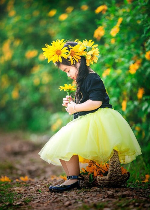 Đẹp ngẩn ngơ ảnh mẹ và con gái trên đồi dã quỳ vàng rực - 12