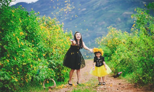 Đẹp ngẩn ngơ ảnh mẹ và con gái trên đồi dã quỳ vàng rực - 3
