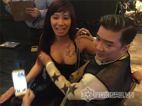 Đàm Vĩnh Hưng kí tặng một fan nữ 4