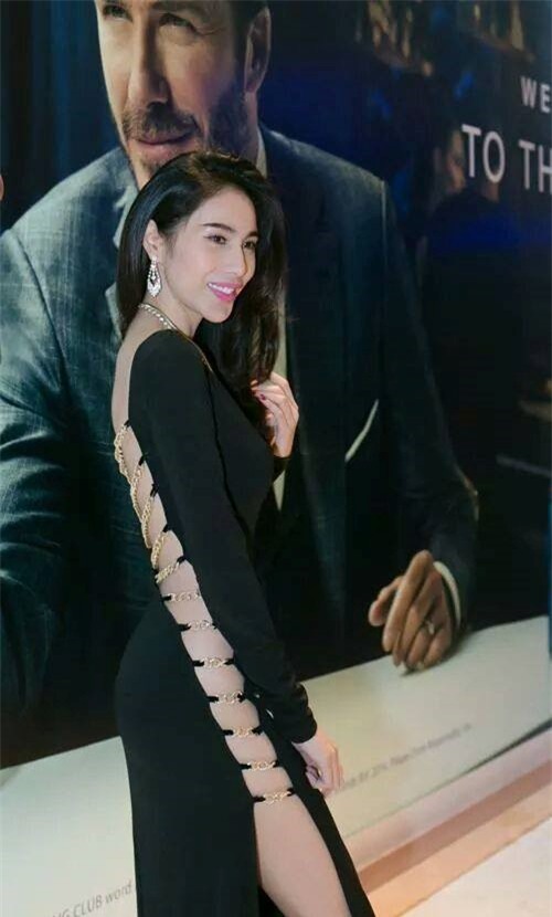 Thuỷ Tiên nối gót Andrea mặc váy cut-out táo bạo đi gặp Beckham