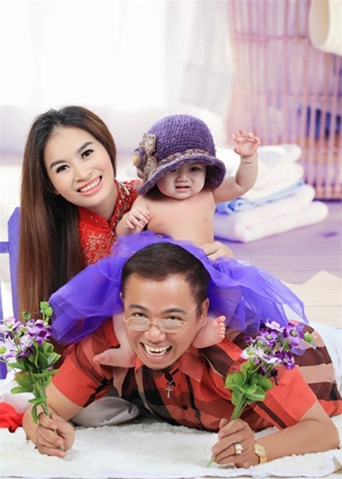 8 ông bố showbiz Việt vướng cảnh "cha già con mọn" - 5