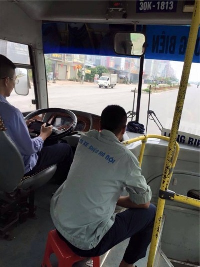 Tài xế công ty Xe Điện Hà Nội vừa lái xe vừa chơi game online - Ảnh 1