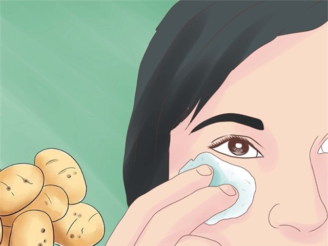 1. Xóa quầng thâm mắt: Nhờ lượng vitamin C dồi dào, nước ép khoai tây có tác dụng rất tốt trong việc xóa bỏ quầng thâm vùng mắt. Chỉ cần đắp khoai tây thái lát mỏng trong 20 phút và rửa lại với nước ấm. Cũng có thể thoa nước ép khoai tây lên vùng da này và để khô qua đêm. Nên sử dụng liên tục trong 15 ngày để thấy hiệu quả rõ rệt.