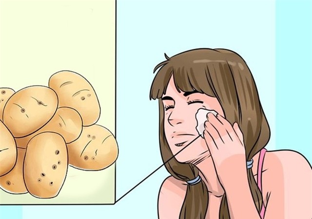 3. Toner se khít lỗ chân lông: Trộn 1 muỗng nước ép dưa chuột và 1 muỗng nước ép khoai tây, sau đó thoa đều lên khuôn mặt. Công thức giúp làm sạch da, kiểm soát sự tiết dầu đồng thời làm thu hẹp lỗ chân lông.