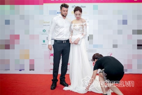 Kỳ Duyên gây tranh cãi khi để mẹ cúi gập người chỉnh váy 2