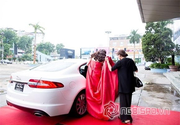 Kỳ Duyên gây tranh cãi khi để mẹ cúi gập người chỉnh váy 5