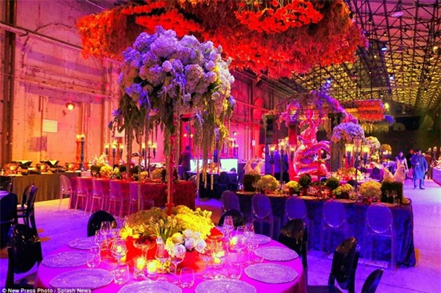 Tiệc cưới được tổ chức tại những khách sạn sang trọng nhất và kéo dài trong 3 ngày tại thành phố Florence, Italy. 