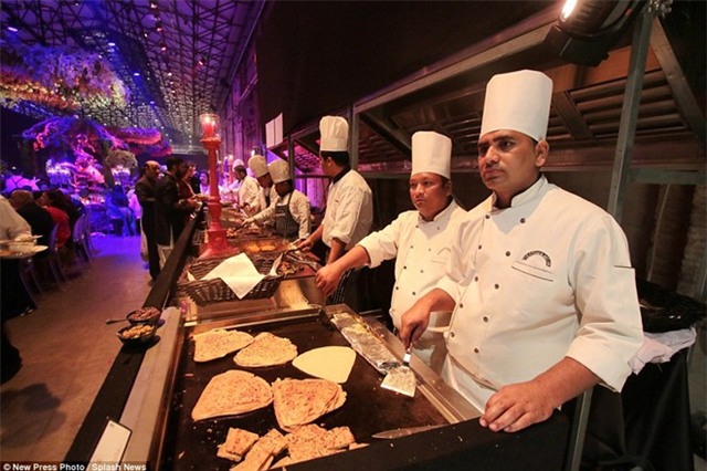 Các đầu bếp phải làm việc luôn tay để cung cấp đủ thức ăn cho lượng khách mời khổng lồ. 