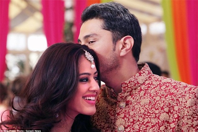 Rohan Mehta nhẹ nhàng hôn lên tóc người vợ xinh đẹp. Anh là con trai duy nhất của triệu phú Yogesh Mehta - người sở hữu tập đoàn 