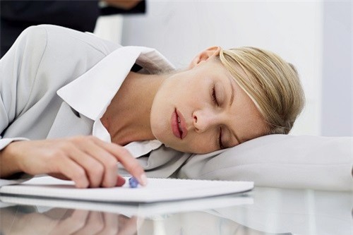 
Ngủ gục tại bàn làm việc là lý do khiến bạn bị đau đầu sau khi thức dậy. Ảnh: Wikiblook.
