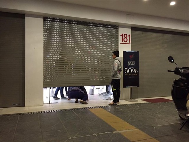 Mức giảm giá 50% cộng với marketing online tốt khiến nhiều người lao vào mua sắm khiến nhân viên phải đóng cửa sếp. Ảnh: Khánh Linh