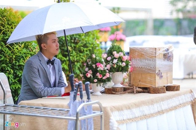 Diễm Hương xin lỗi khách mời đám cưới vì sự cố trời mưa