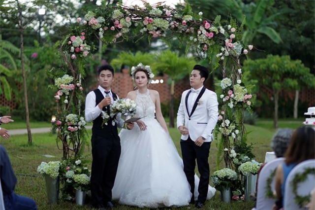 Diễm Hương xin lỗi khách mời đám cưới vì sự cố trời mưa