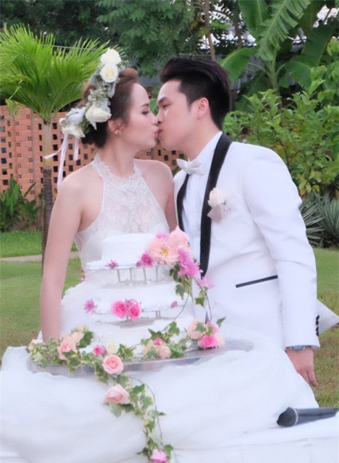 Diễm Hương xin lỗi khách mời đám cưới vì sự cố trời mưa