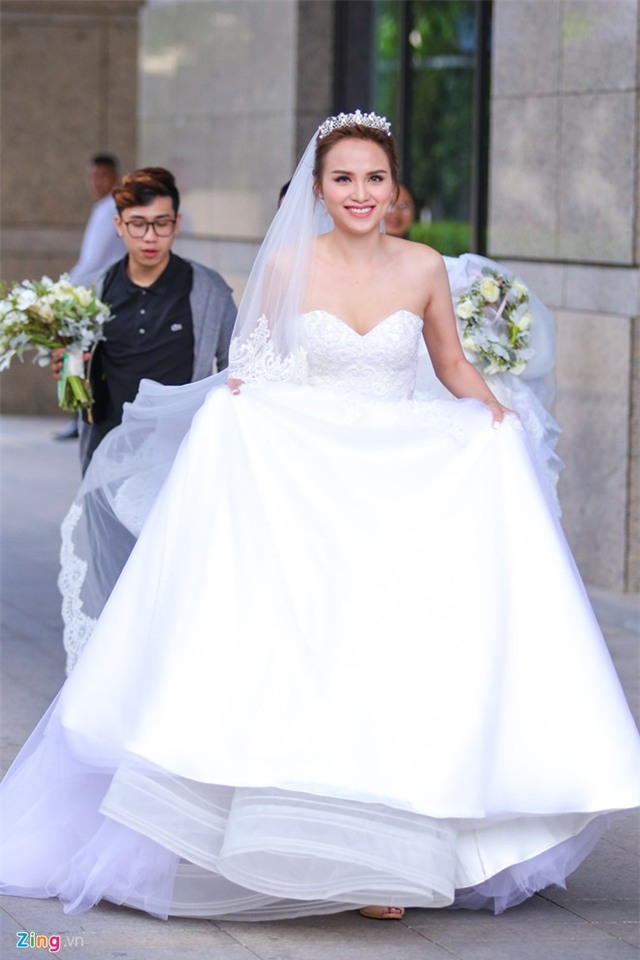 Diễm Hương xin lỗi khách mời đám cưới vì sự cố trời mưa