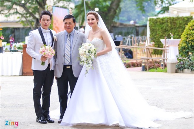 Diễm Hương xin lỗi khách mời đám cưới vì sự cố trời mưa