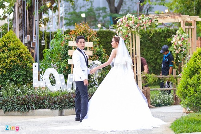 Diễm Hương xin lỗi khách mời đám cưới vì sự cố trời mưa