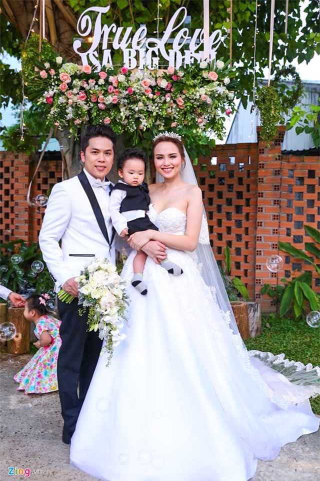 Diễm Hương xin lỗi khách mời đám cưới vì sự cố trời mưa