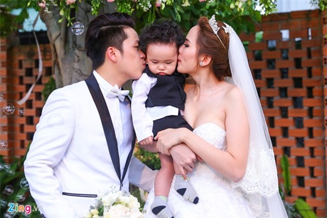 Diễm Hương xin lỗi khách mời đám cưới vì sự cố trời mưa