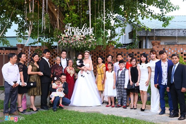 Diễm Hương xin lỗi khách mời đám cưới vì sự cố trời mưa