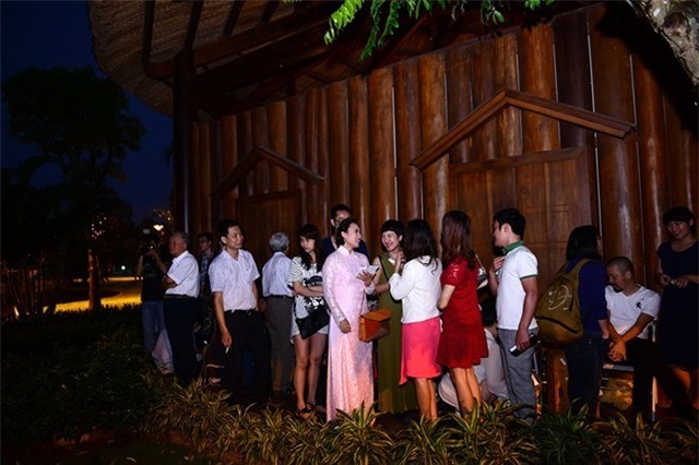 Đám cưới sao Việt gặp sự cố mưa gió, mất điện