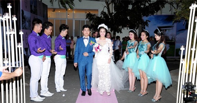 Đám cưới sao Việt gặp sự cố mưa gió, mất điện