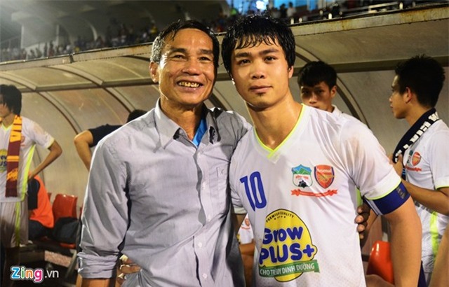 Ông Nguyễn Công Bảy chia vui cùng Công Phượng sau trận đấu.