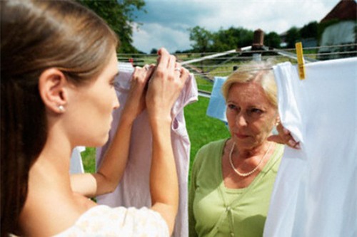 Tôi sắp phải bỏ chồng vì mẹ chồng keo kiệt - 1