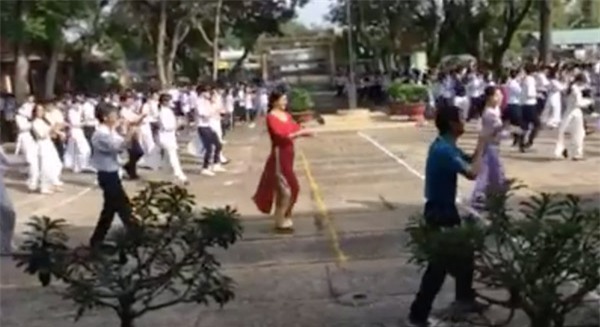 Độc đáo bài tập thể dục giữa giờ của học sinh THPT
