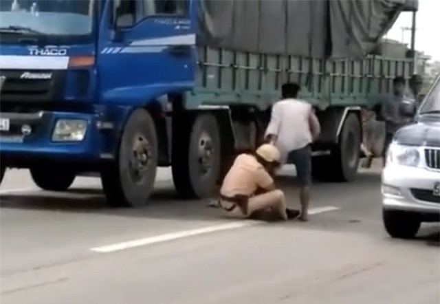 CSGT nói về clip ôm chân tài xế giữa đường