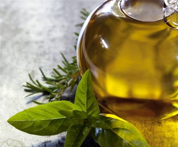 Tinh dầu oregano: Chất kháng khuẩn tự nhiên và đặc tính khử trùng của dầu oregano mang tới giải pháp hoàn hảo để điều trị mụn trứng cá. Bạn nên pha loãng dầu bằng cách trộn cùng với dầu jojoba và thoa hỗn hợp lên mụn hàng ngày để trị mụn.