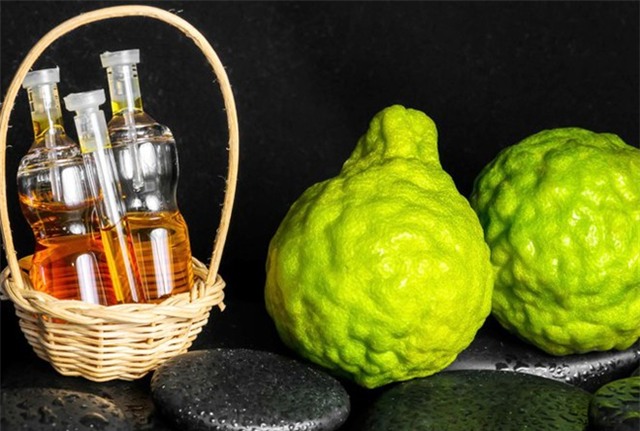 Tinh dầu cam bergamot: Với đặc tính kháng khuẩn, tinh dầu cam không chỉ hiệu quả khi điều trị đốm mụn mà còn giúp mang lại sức sống cho làn da. Bạn có thể trộn dầu cam và dầu dừa sau đó bôi lên đốm mụn. Cách này giúp trị mụn và đốm nâu rất hiệu quả.