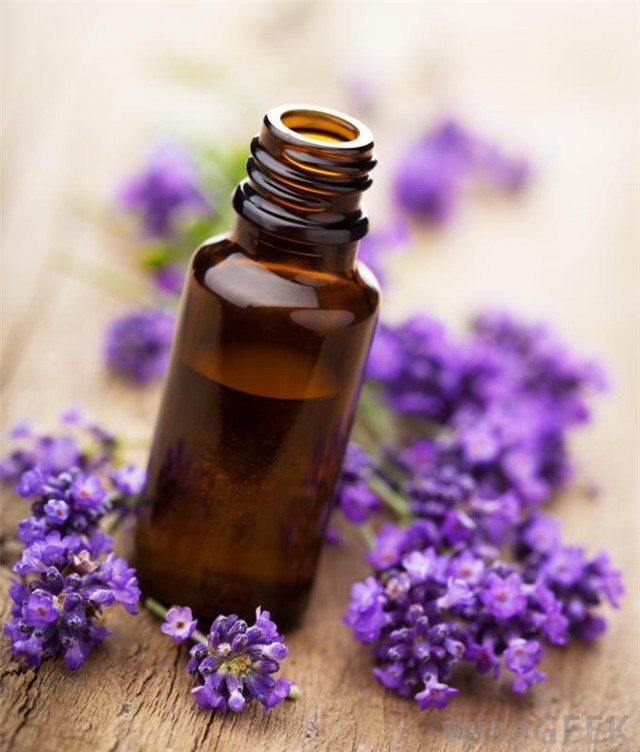 Tinh dầu oải hương: Khi xông hơi, bạn nên nhỏ vài giọt dầu oải hương vào bát nước nóng và xông hơi, giúp làm sạch sâu da hiệu quả hơn. Sau đó trộn mười giọt tinh dầu hoa oải hương và 50 ml witchhazel lắc đều tạo thành một chất làm se mụn trứng cá sau khi rửa mặt sạch. Cách này giúp làm khô mụn và đồng thời giản làm mờ đốm nâu, liền sẹo hiệu quả.