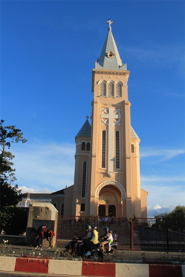 Nhà thờ Con Gà – điểm đến đón Noel tuyệt vời tại Đà Lạt. Ảnh: Phước Bình.